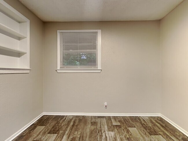 Foto del edificio - 6515 Ector Rd