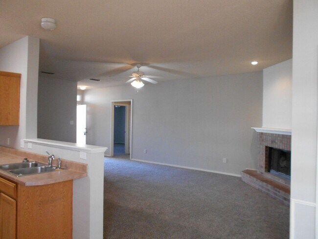 Building Photo - Beautiful, spacious home in North West Lub...