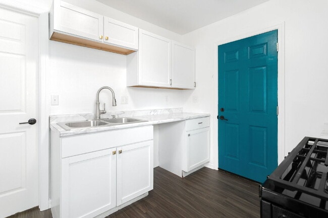 Building Photo - Completely Remodeled and close to ND!