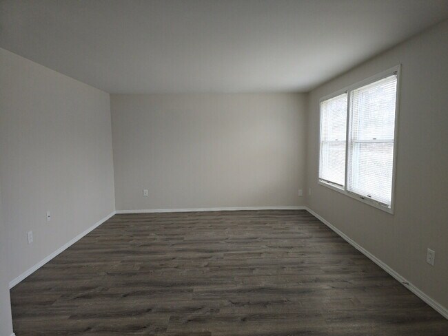 Building Photo - 8875 Mayrow Dr