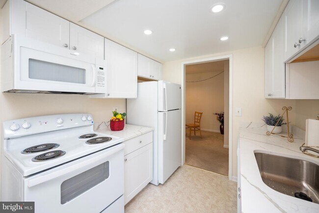 Foto del edificio - 15310-89-1B Beaverbrook Ct