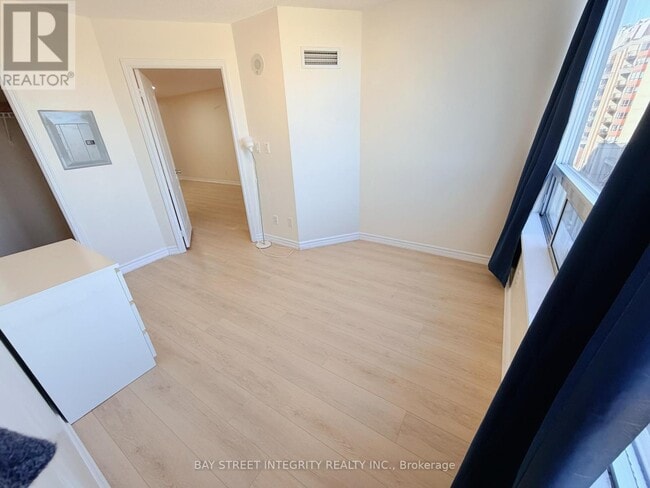 Building Photo - 8 Rean Dr