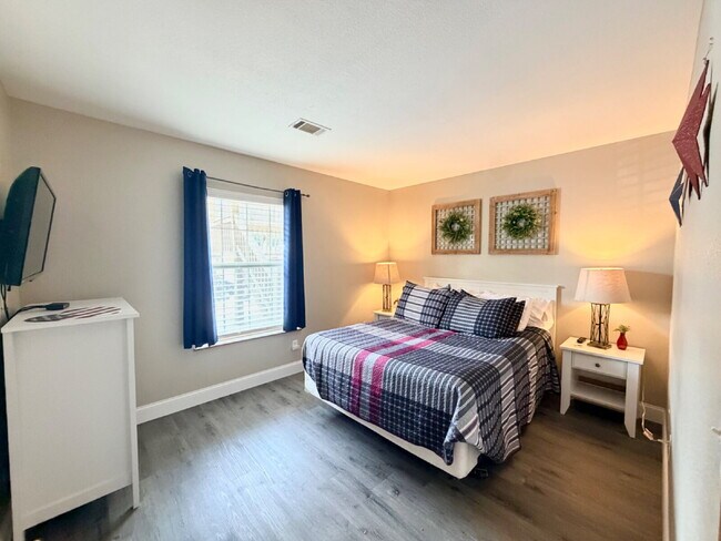 Foto del edificio - FULLY FURNISHED 2Br / Ground Floor Condo