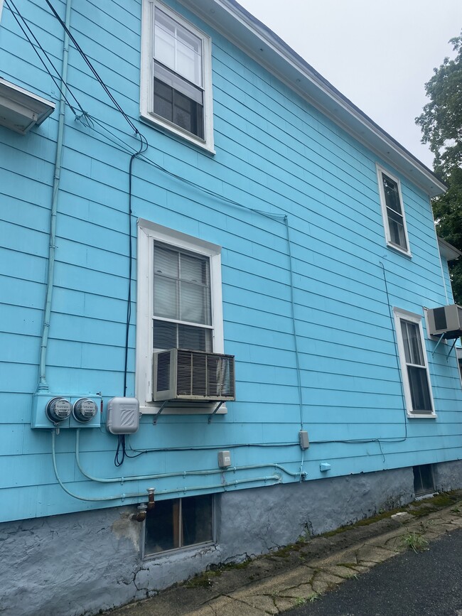 Driveway side of the house - 39 Saint James St