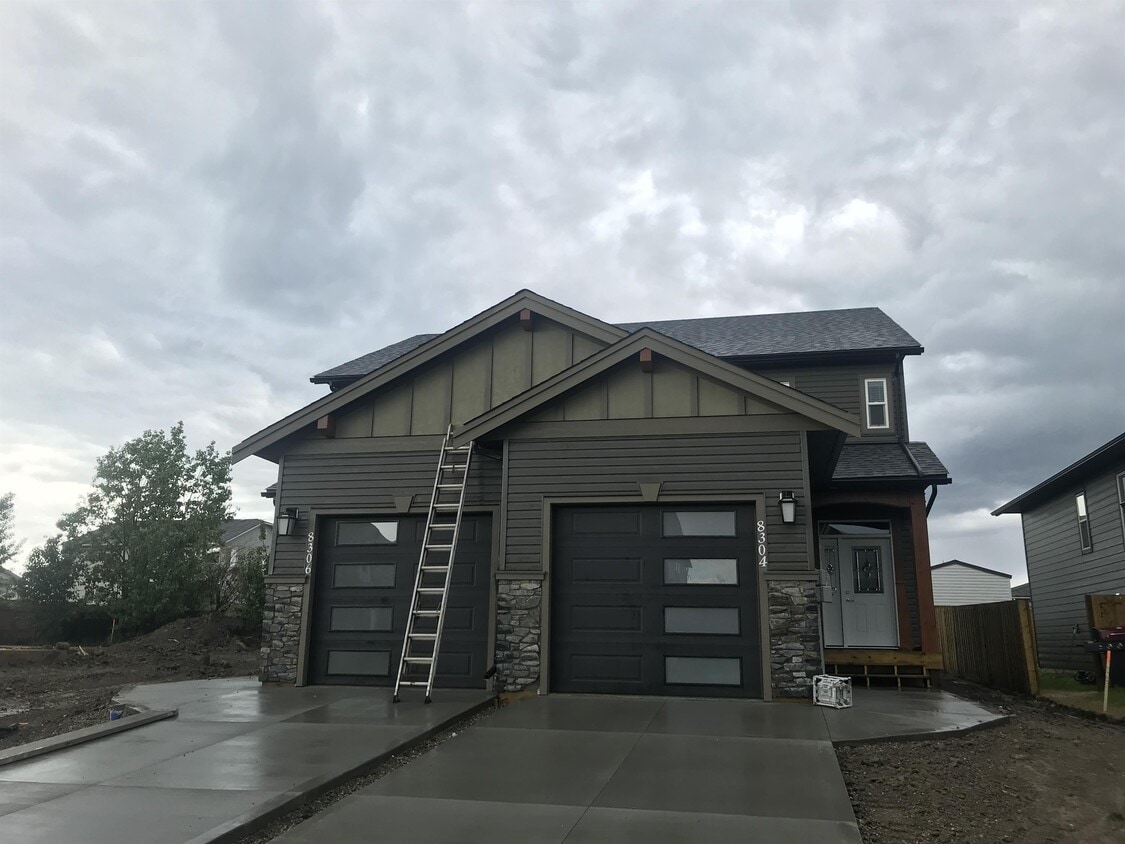 Primary Photo - 8304-8388 88 Ave