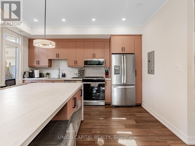 Building Photo - 60 Carr St