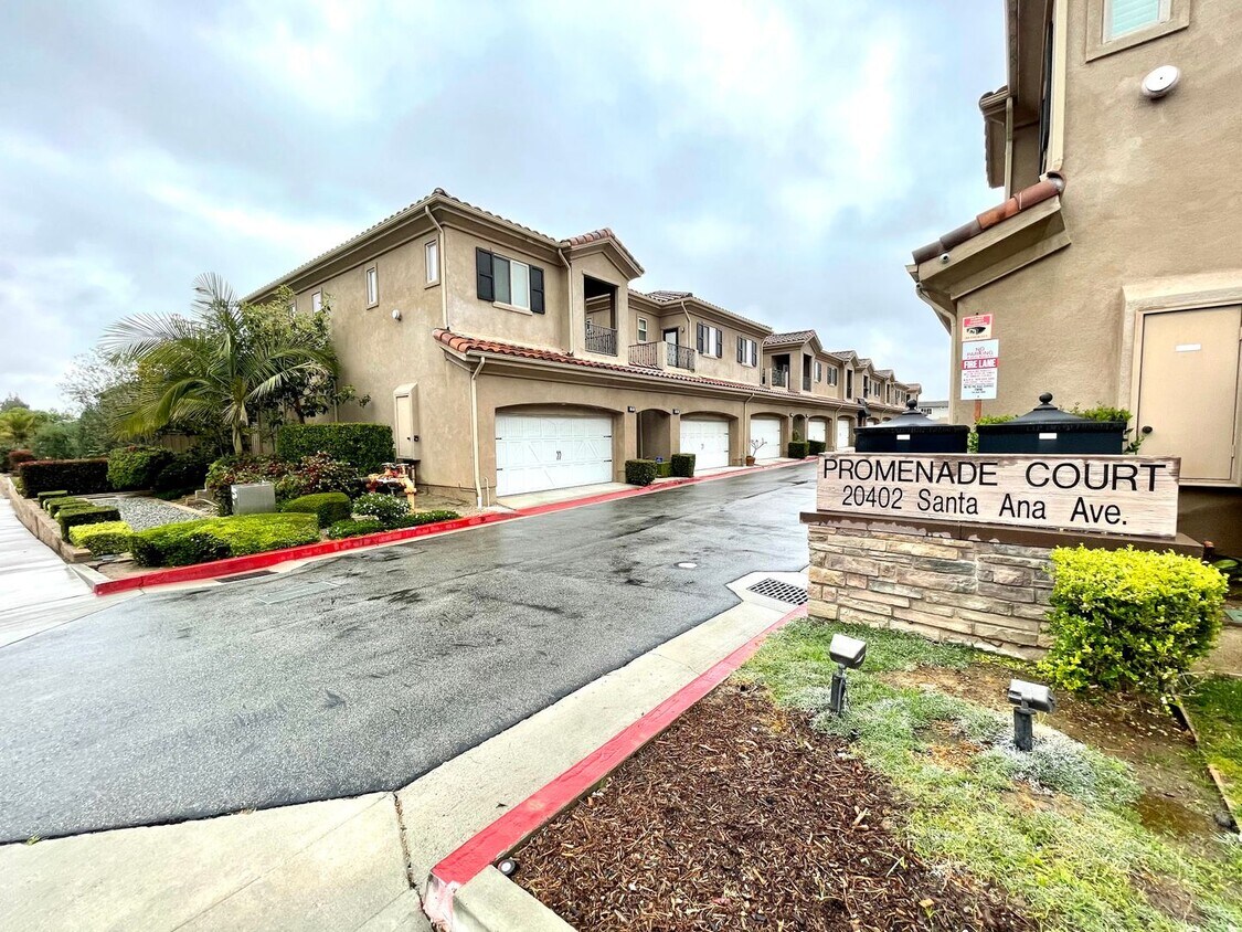 Modern and Chic 2 bed 2.5 bath in Newport Beach!!! - Modern and Chic 2 bed 2.5 bath in Newport Beach!!!