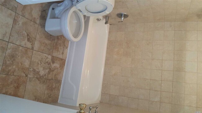 Foto del edificio - 164-36 O'Donnell Rd