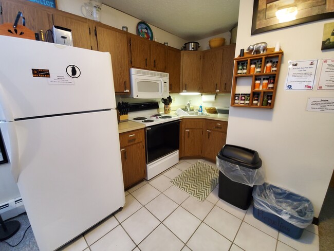 kitchen with full amenities - 19 Overbrook Dr