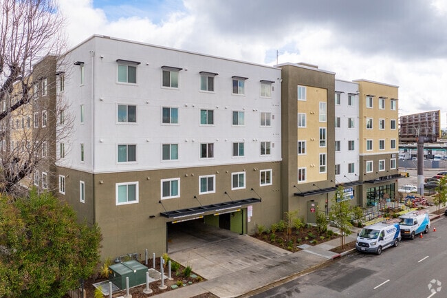 Foto del edificio - Vintage at Woodman 55+ Senior Apartments