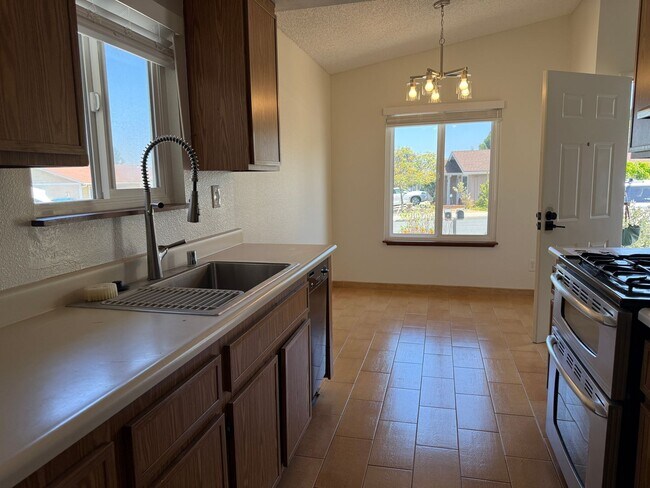 Foto del edificio - Charming 2-Bed, 2-Bath Duplex with Gardener's Backyard!