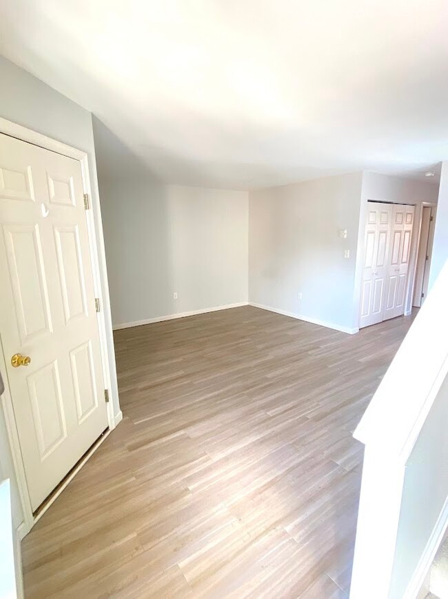 Roomy Living Room - 24 Sandstone Ct