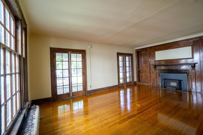 Foto del edificio - Available 6/1/26 - Spacious Home with Garage