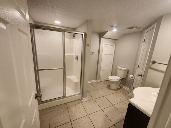 Baño en la planta baja - 4660 NW 62nd Ave