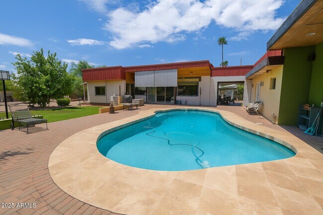 Foto del edificio - 8433 E Cactus Rd