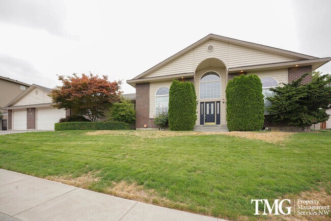 Building Photo - Move in ready 1 level home with an ENORMOUS garage!