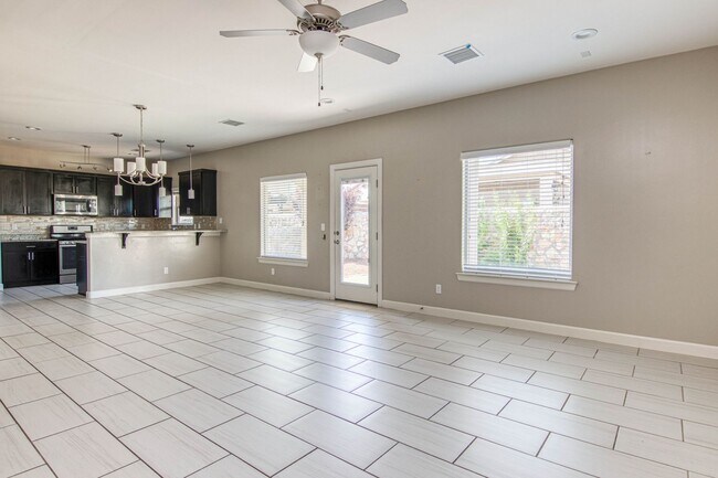 Foto del edificio - Eastside Beautiful 3 bed/2 baths for RENT