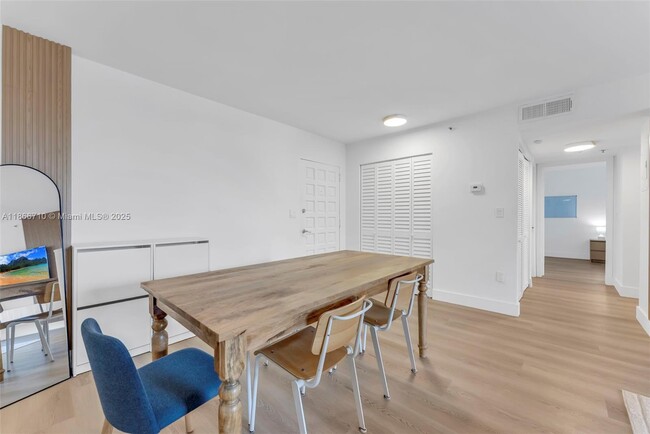 Foto del edificio - 650 NE 64th St