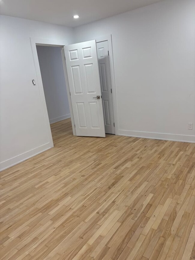 Building Photo - 4940 Edouard Montpetit Blvd