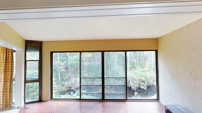 Foto del edificio - 8777 Como Lake Dr