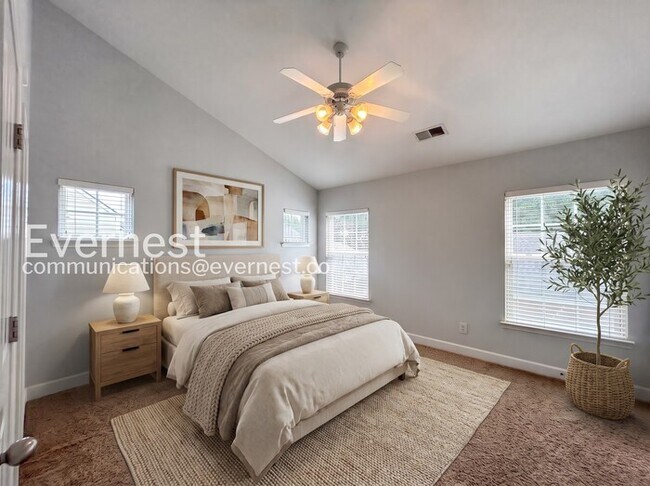 Foto del edificio - 2 Bed/2.5 Bath Townhome with Fenced Yard & Garage / Pet-Friendly / Available Now!
