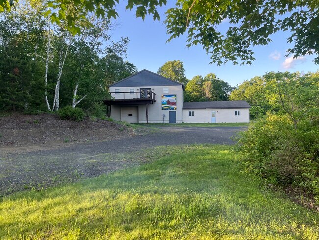 Foto del edificio - 423 Hickory Dr