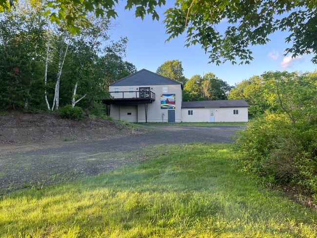 Building Photo - 423 Hickory Dr