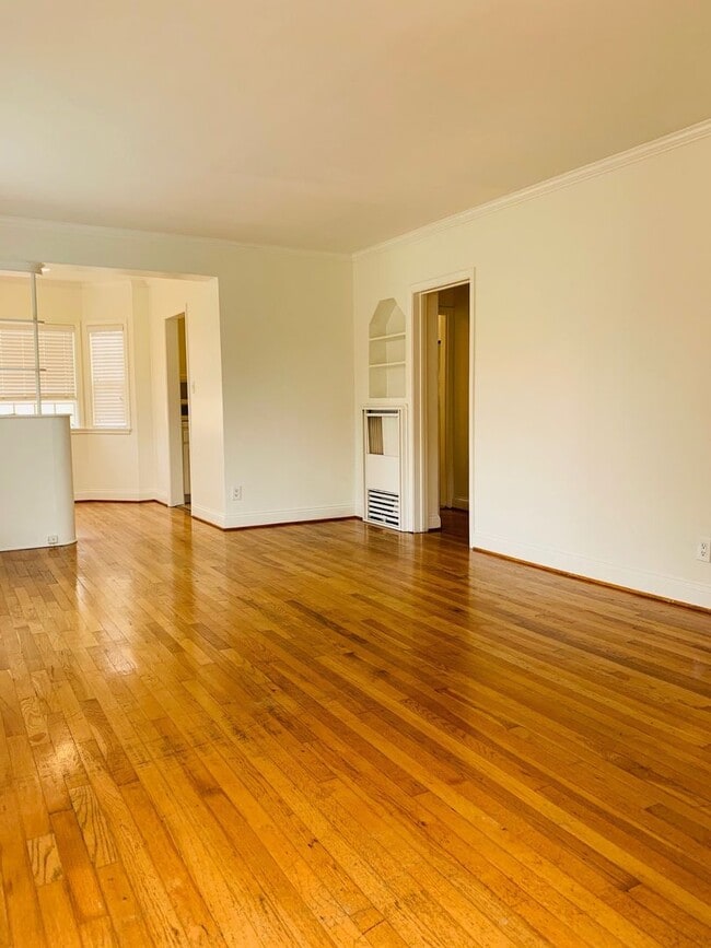Interior Photo - 1418 S Genesee Ave