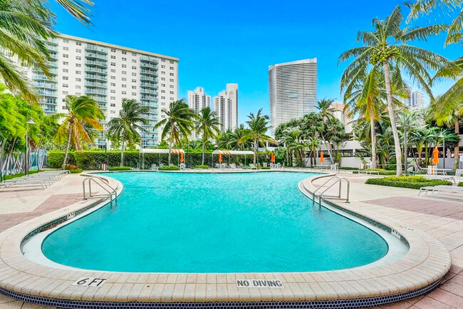 Foto del edificio - 19380 Collins Ave