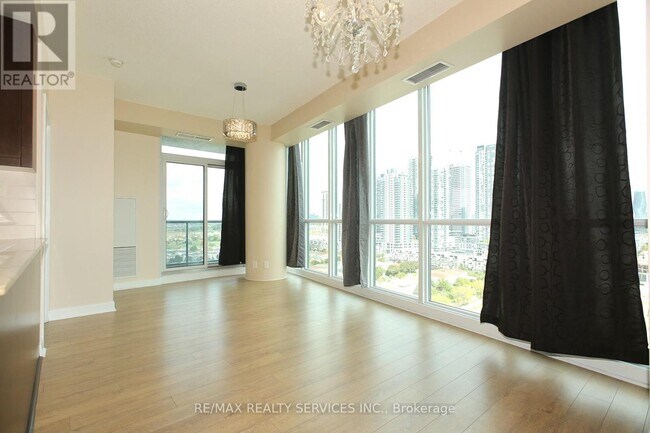 Photo du bâtiment - 3985-3985 Grand Park Dr