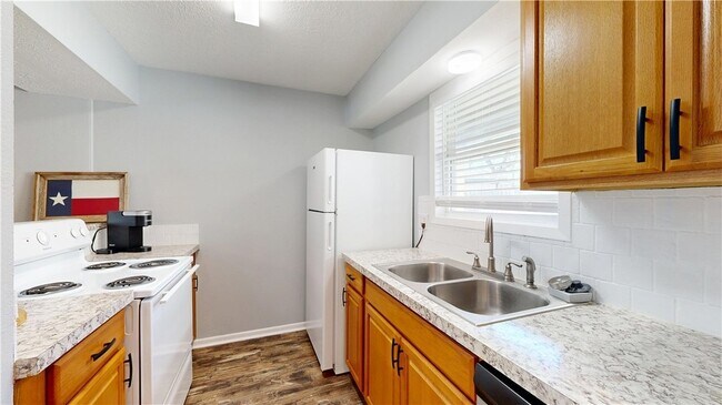 Foto del edificio - 1325 Airline Dr