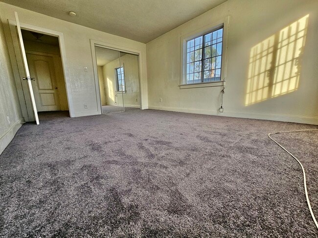 Building Photo - 1007 W 74th St