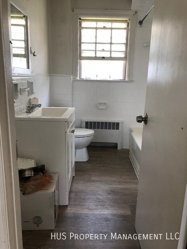 Building Photo - Renovated 3 Bedroom Unit in Single Family ...