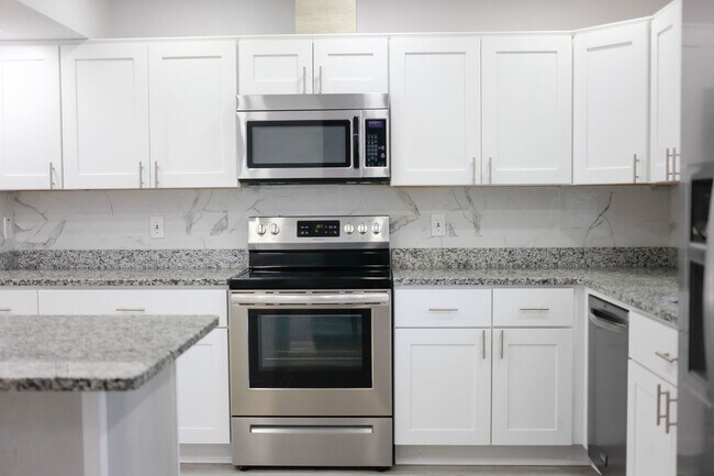 Foto del edificio - "Beautifully Updated Townhome – Ready for ...