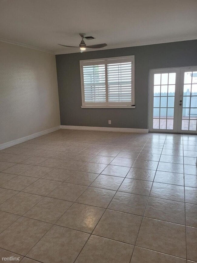 Building Photo - 4 br, 3.5 bath Townhome - 964 NW 18th Ave