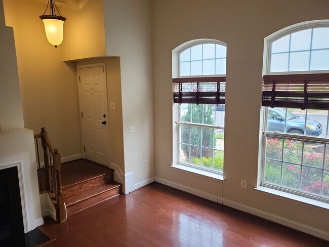 Building Photo - Fantastic 2 Bed 2.5 Bath Interior Townhome...