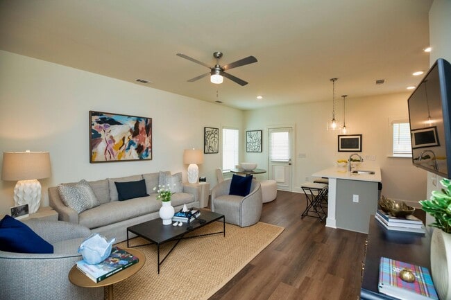 Building Photo - 2 Bedroom Home with Garage and Fenced Backyard!