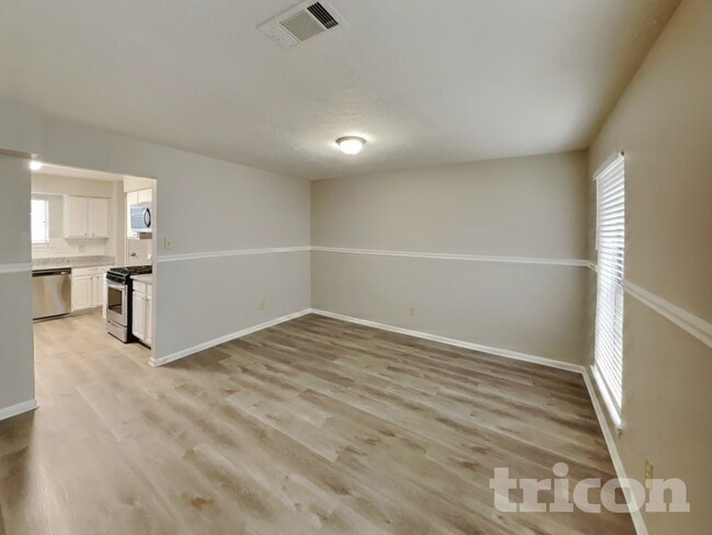 Foto del edificio - 8111 Silver Fir Dr