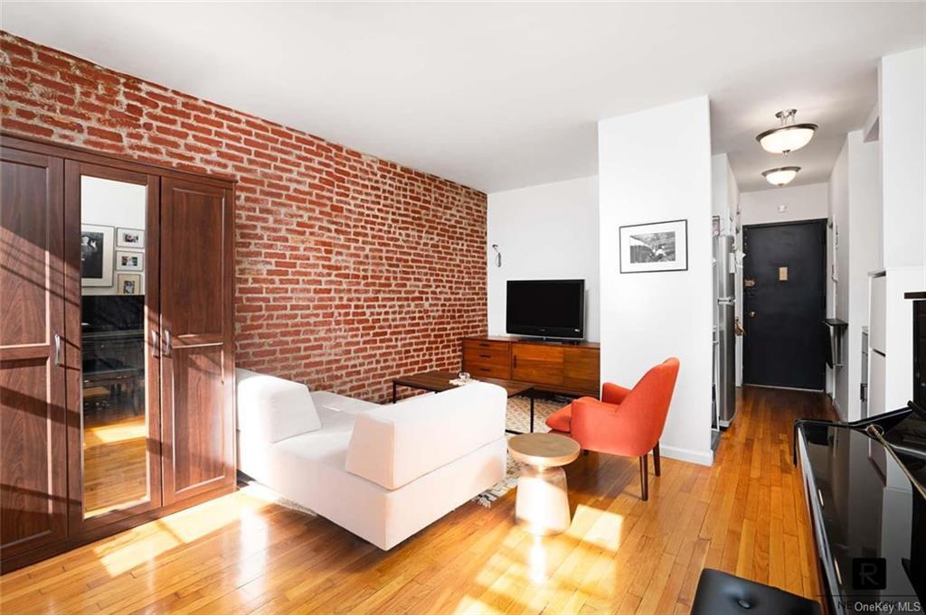 Primary Photo - 482 E 74th St