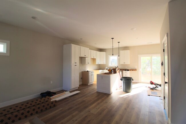 Building Photo - 395 Effinger St