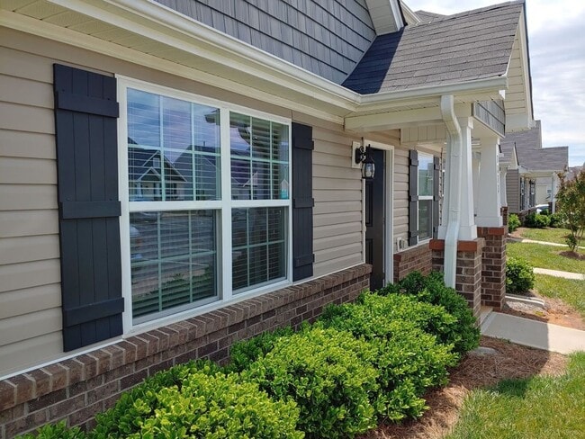 Building Photo - Three bed, 2.5 bath town house located in ...