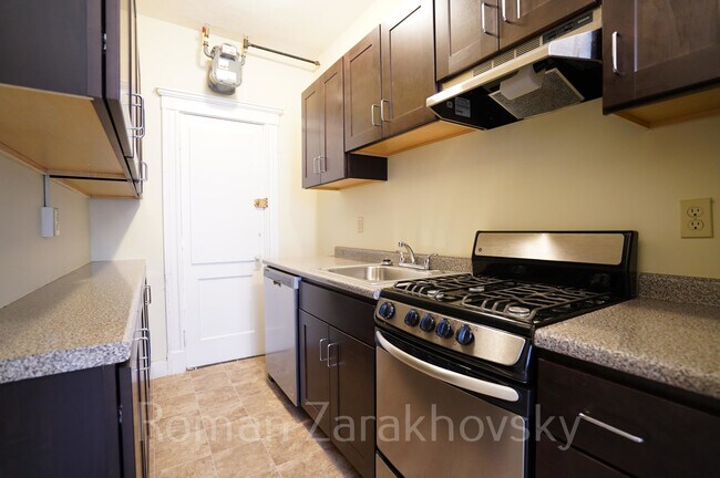 Building Photo - 222 Kelton St