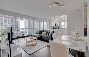 Building Photo - 33 Bay St.