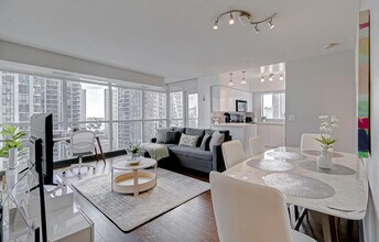 Building Photo - 33 Bay St.