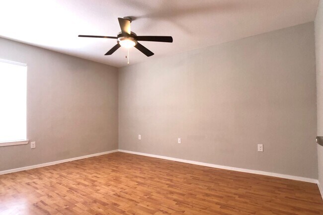 Foto del edificio - Sublease Available 9/14/2026- 8/01/2027