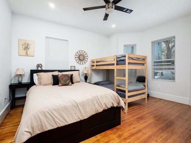 Foto del edificio - 6 Bed/3.5 Bath Mission Hill Unit with Laundry in Apt!