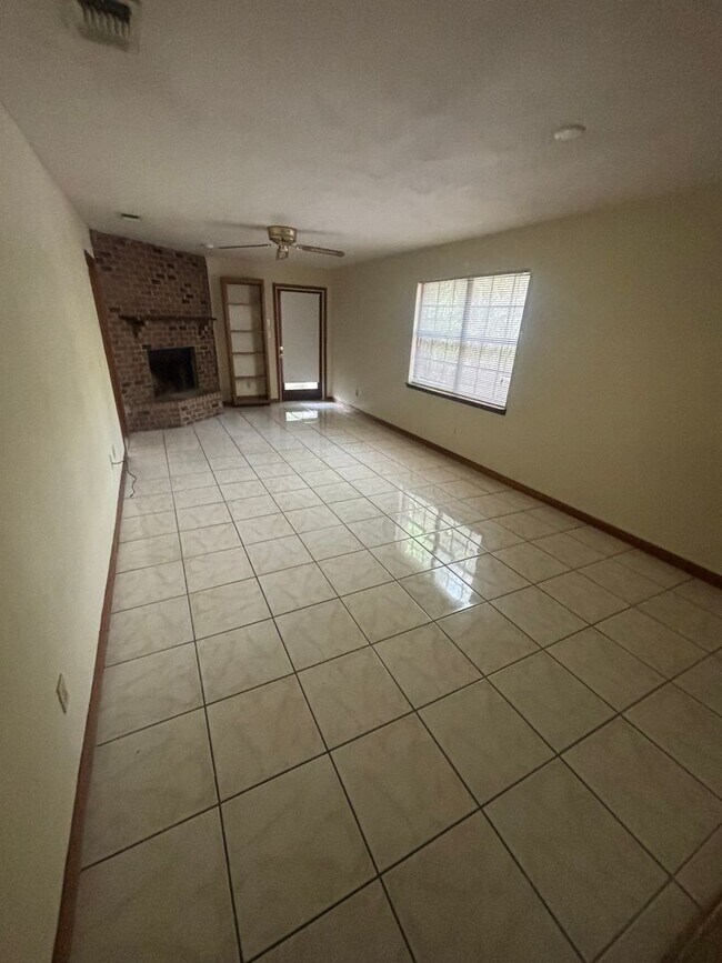 Foto del edificio - Large 2/2 flat, walking distance to Capita...