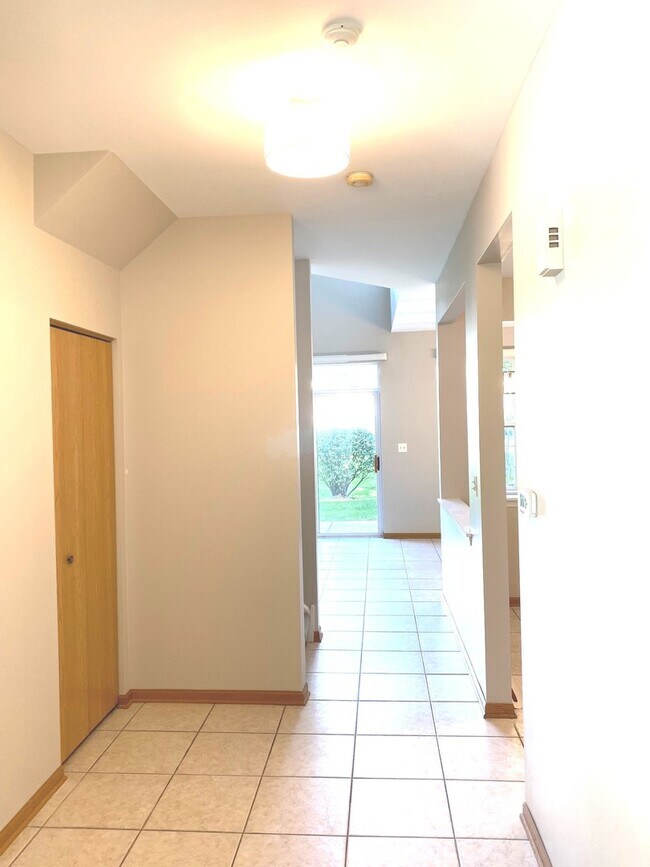 Building Photo - 2924 RUTLAND Cir