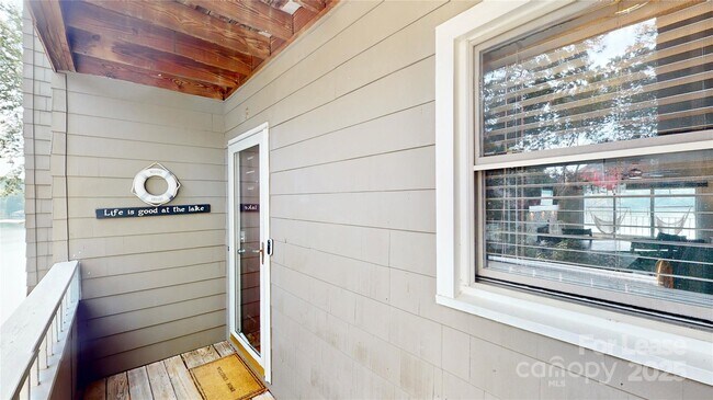Foto del edificio - 9816 Emerald Point Dr