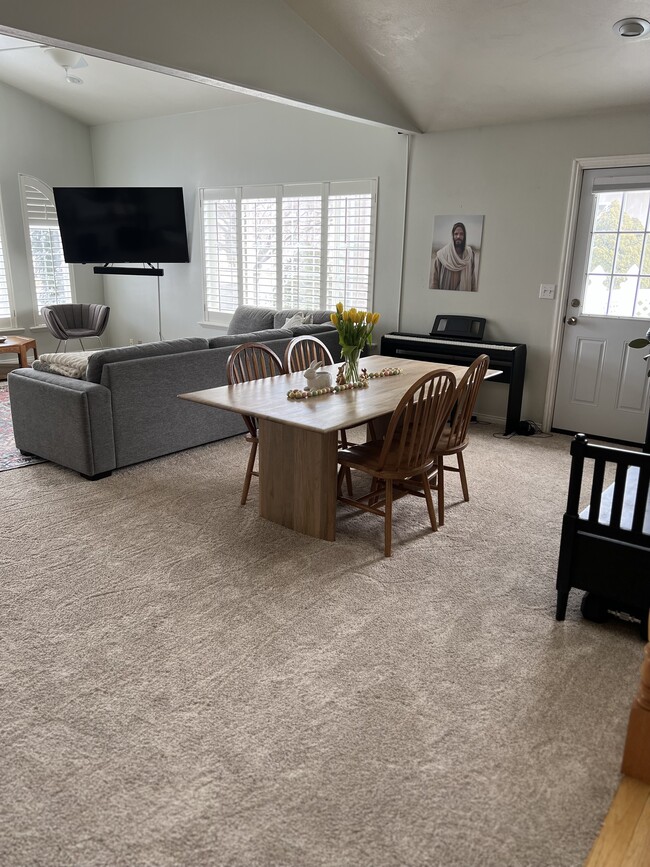 Main - Dining 2/2 - 565 W 40 N